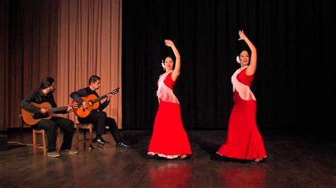  Entre Dos Aguas - A Flamenco Journey Through Melancholy and Fiery Passion